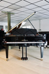 Vue de face du Seiler 206, piano demi-queue d’occasion à vendre chez Accord & Co