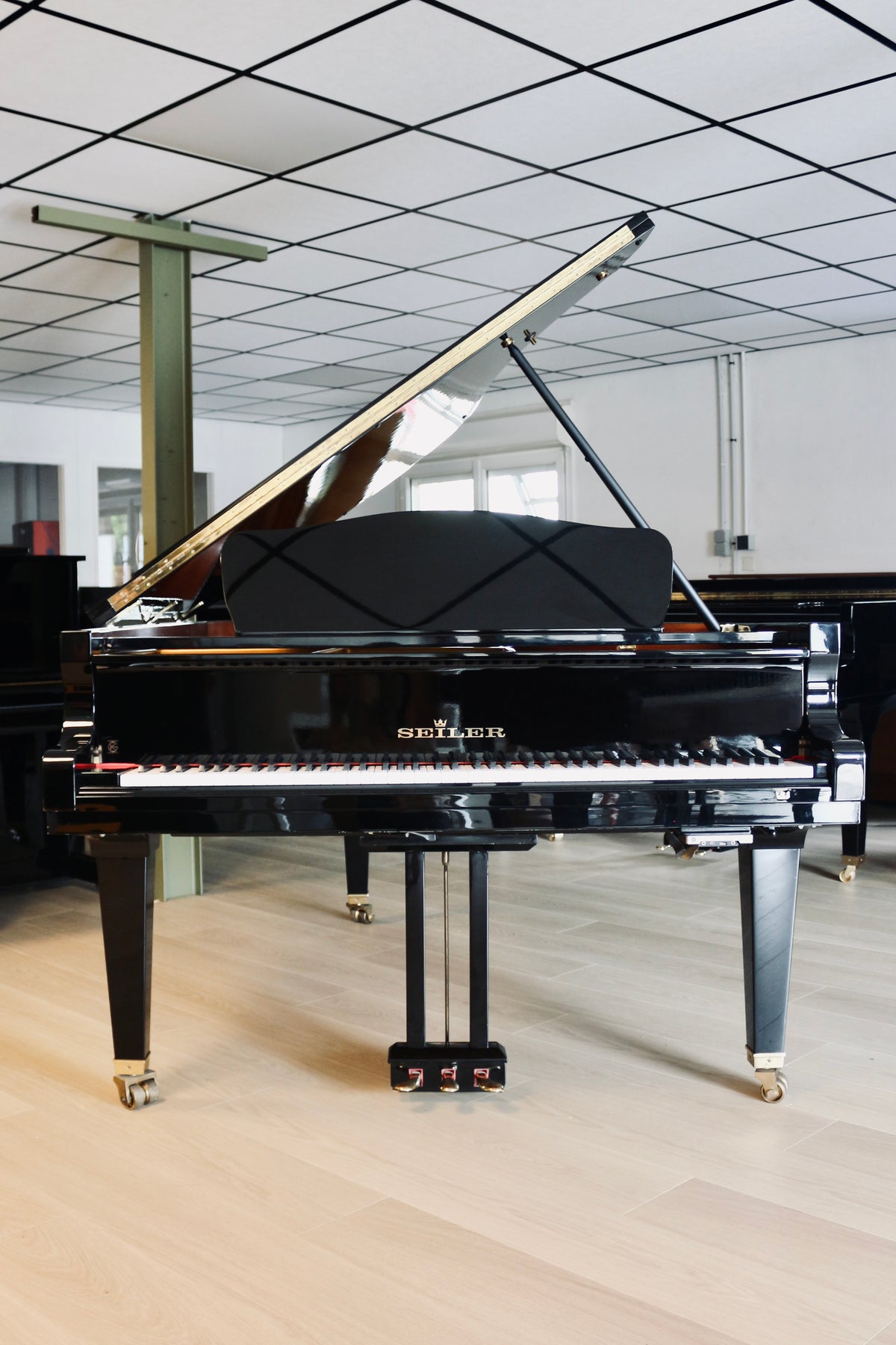 Vue de face du Seiler 206, piano demi-queue d’occasion à vendre chez Accord & Co
