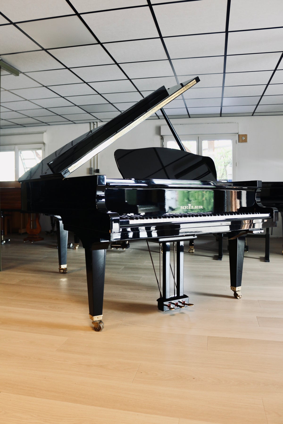 Vue d’ensemble du piano à queue Seiler 206 d’occasion proposé à la vente par Accord & Co