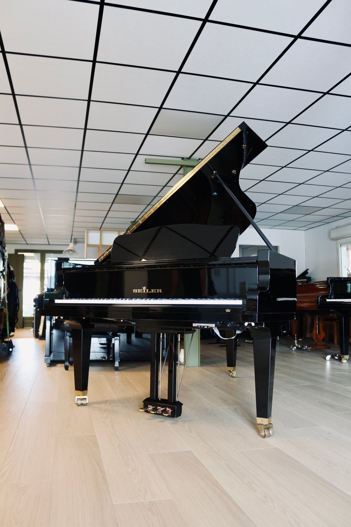Piano à queue Seiler 206 ouvert, modèle d’occasion disponible en Rhône-Alpes chez Accord & Co