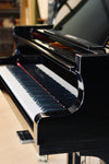 Vue de côté du Seiler 206 noir brillant, piano à queue d’occasion disponible chez Accord & Co