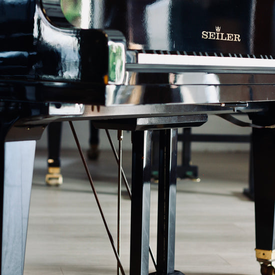 Seiler 206 noir brillant, piano à queue d’occasion en vente chez Accord & Co en Rhône-Alpes