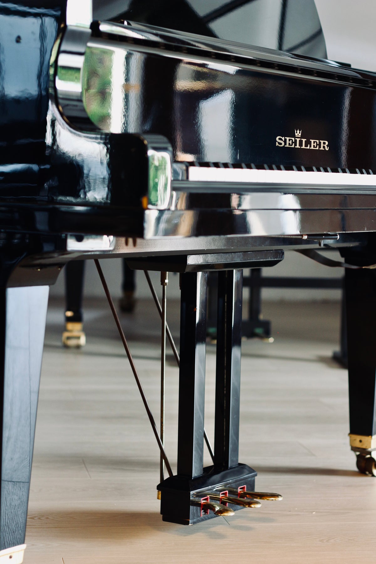 Seiler 206 noir brillant, piano à queue d’occasion en vente chez Accord & Co en Rhône-Alpes