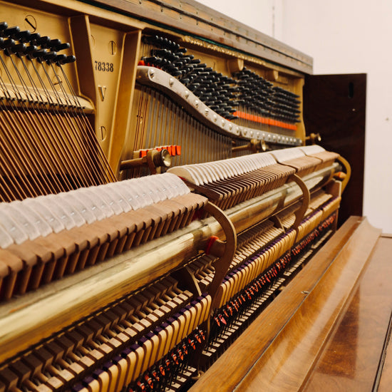Intérieur du piano droit Steinway & Sons Modèle V de 1934 d’occasion proposé par Accord & Co