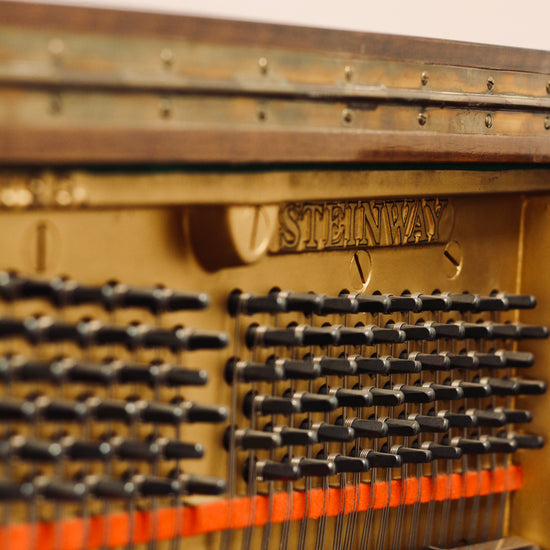 Mécanique du Steinway & Sons Modèle V, piano droit d’occasion à vendre chez Accord & Co