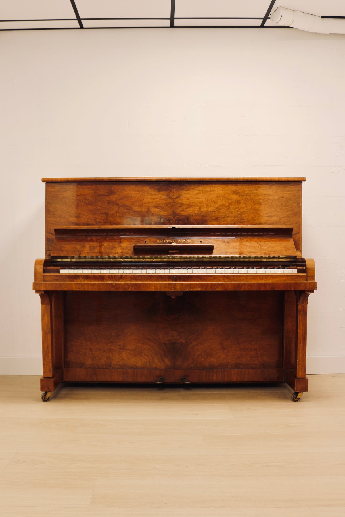 Piano droit Steinway & Sons Modèle V de 1934 d’occasion à vendre chez Accord & Co en Rhône-Alpes