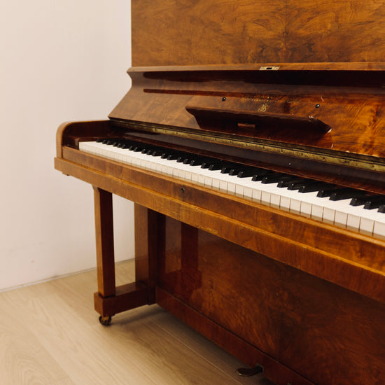 Vue de côté du Steinway & Sons Modèle V, piano droit d’occasion disponible chez Accord & Co