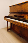 Vue de côté du Steinway & Sons Modèle V, piano droit d’occasion disponible chez Accord & Co