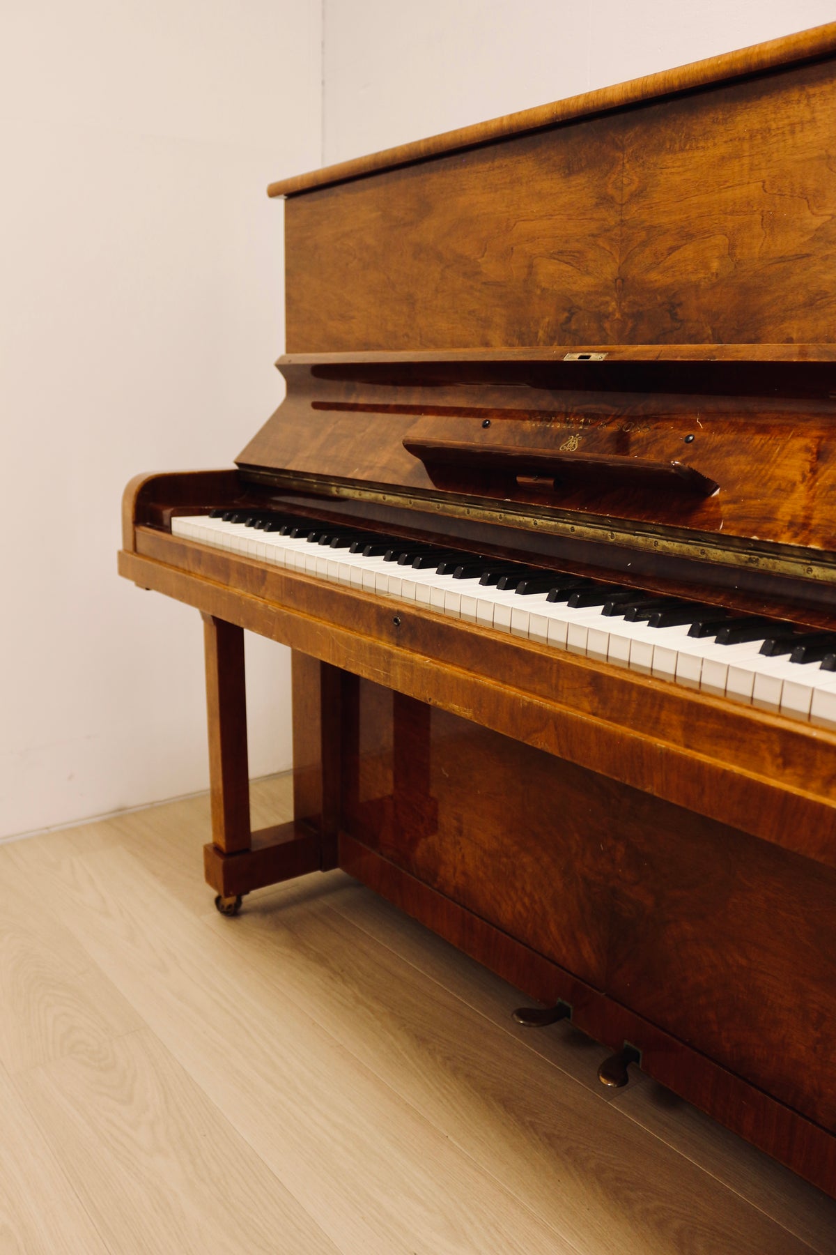 Vue de côté du Steinway & Sons Modèle V, piano droit d’occasion disponible chez Accord & Co