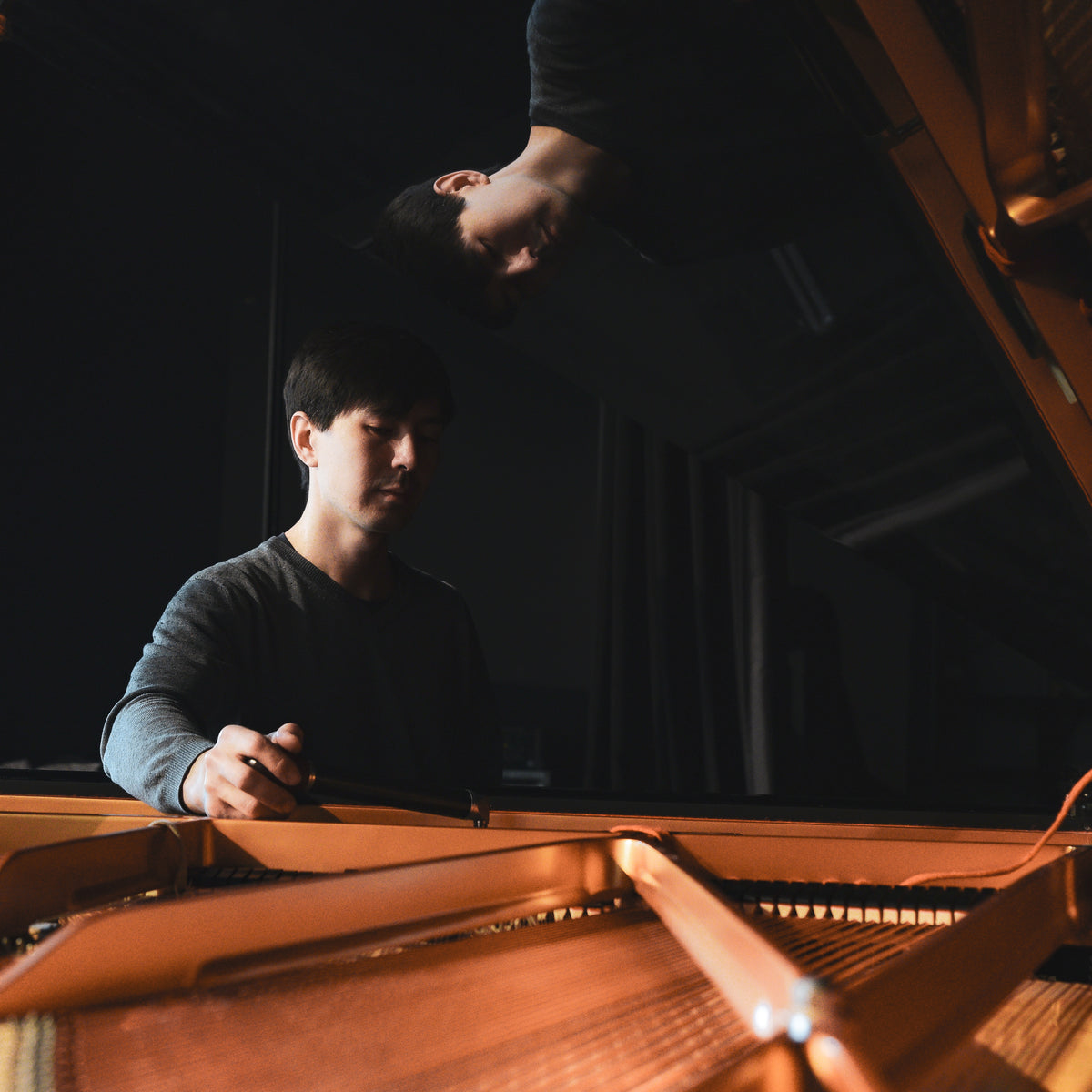 Thomas Garcin, fondateur d’Accord & Co, musicien et technicien du piano, intervenant sur pianos de concert et instruments acoustiques à Annecy.