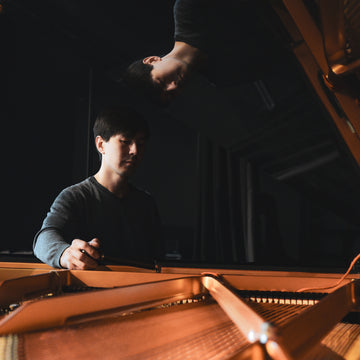 Thomas Garcin, fondateur d’Accord & Co, musicien et technicien du piano, intervenant sur pianos de concert et instruments acoustiques à Annecy.