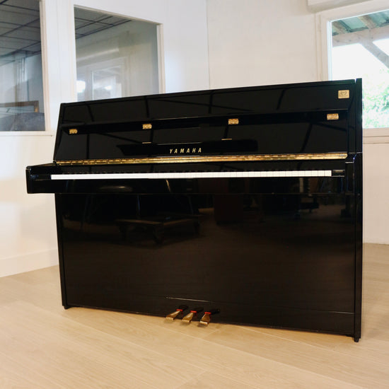 Yamaha C108 piano droit d'occasion noir brillant