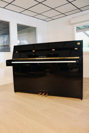 Yamaha C108 piano droit d'occasion noir brillant
