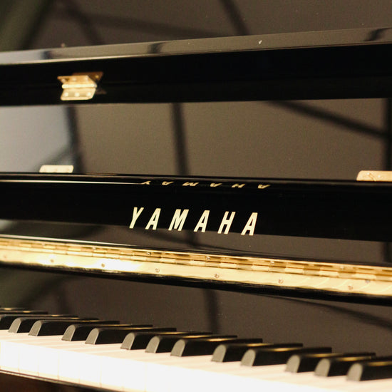 Yamaha C108 piano droit noir brillant d'occasion