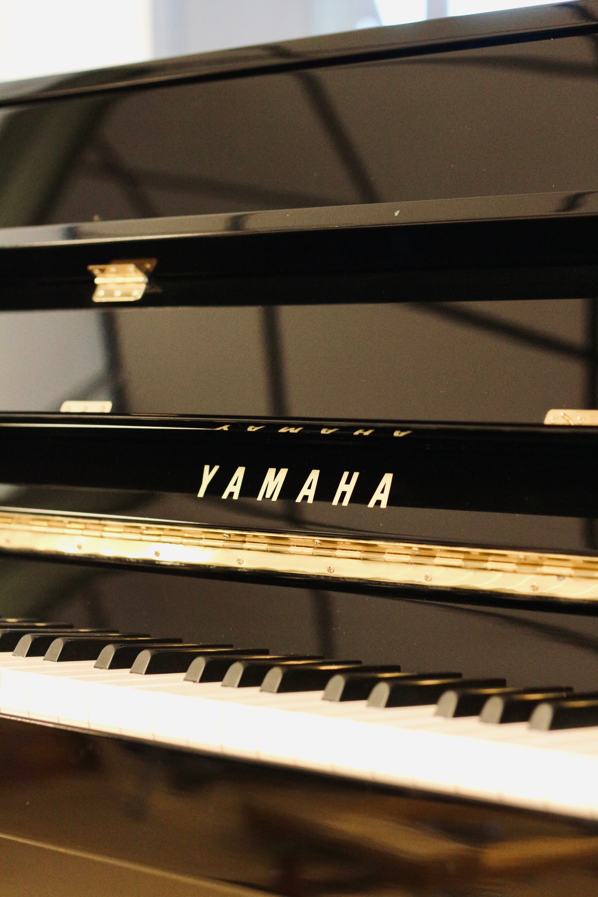 Yamaha C108 piano droit noir brillant d'occasion