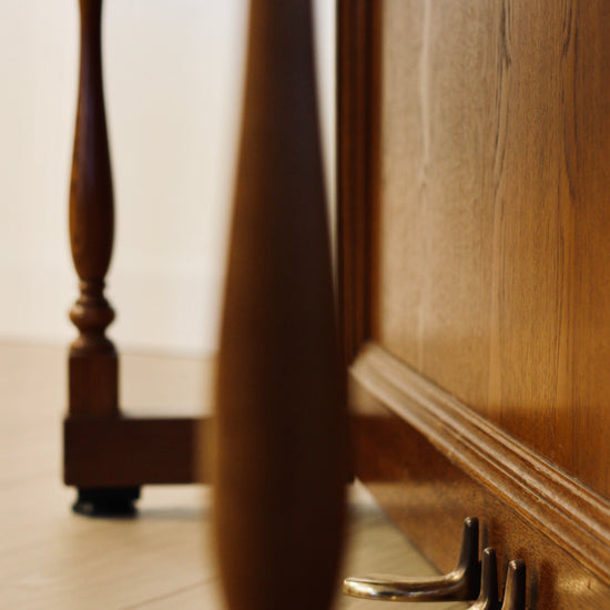 Détail du meuble en noyer du Yamaha P2 piano droit d'occasion