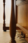 Détail du meuble en noyer du Yamaha P2 piano droit d'occasion