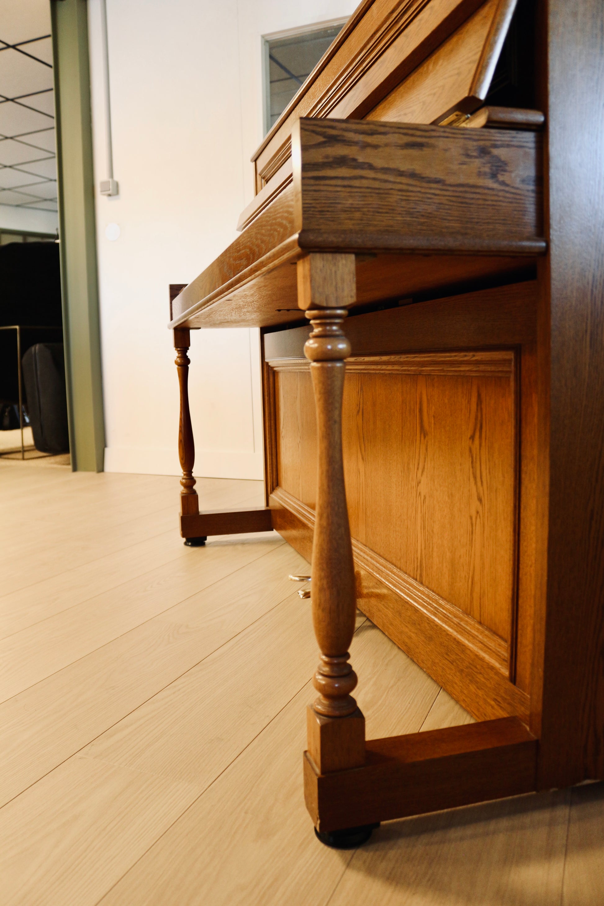 Yamaha P2 piano droit d'occasion avec meuble en noyer et mécanique révisée