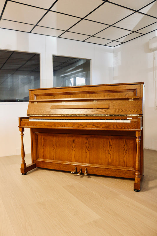 Yamaha P2 piano droit d'occasion finition noyer disponible chez Accord & Co