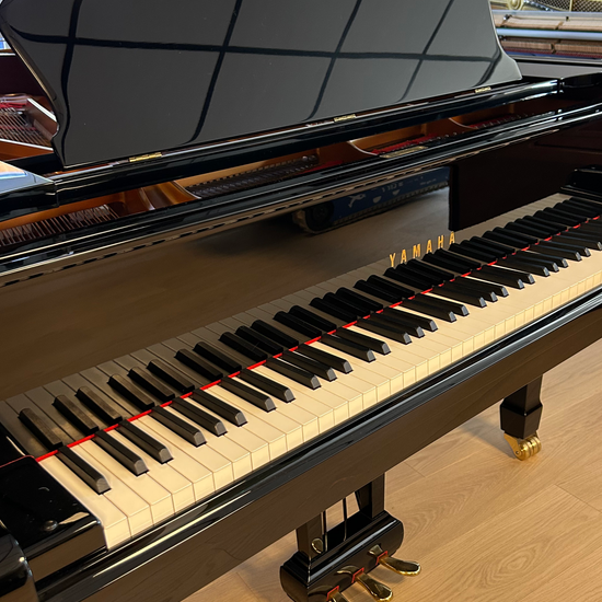Clavier du Yamaha S6 noir brillant, piano à queue d’occasion à vendre chez Accord & Co en Rhône-Alpes