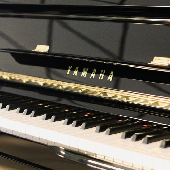Piano droit Yamaha U1 d'occasion finition noir brillant disponible à la vente en France et en Suisse