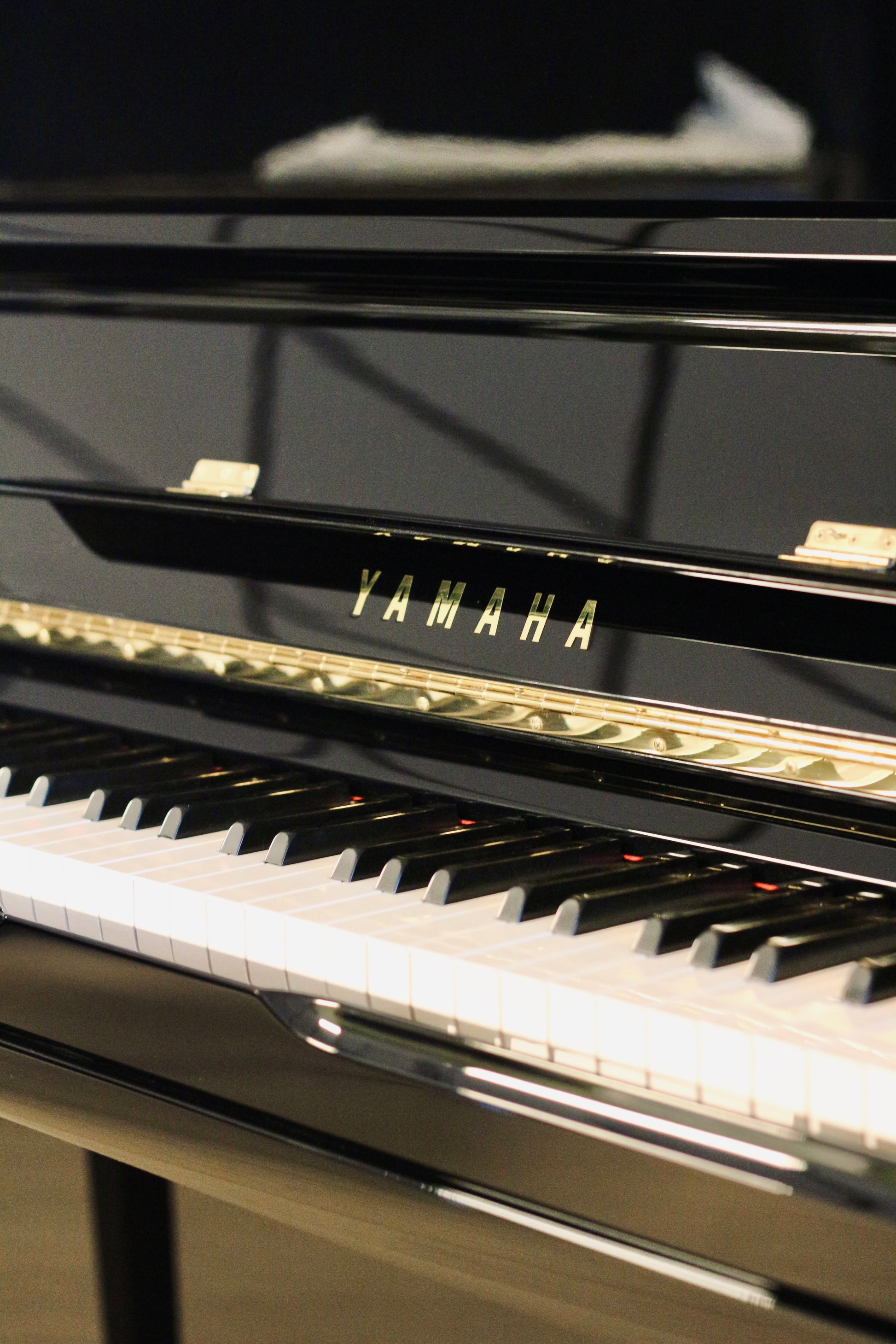 Piano droit Yamaha U1 d'occasion finition noir brillant disponible à la vente en France et en Suisse