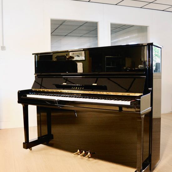 Yamaha U1 piano droit acoustique d'occasion noir brillant disponible chez Accord & Co en Rhône-Alpes et en Suisse