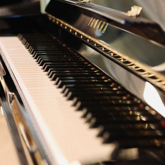 Yamaha U1 piano droit d'occasion offrant un toucher précis et une excellente stabilité d'accord